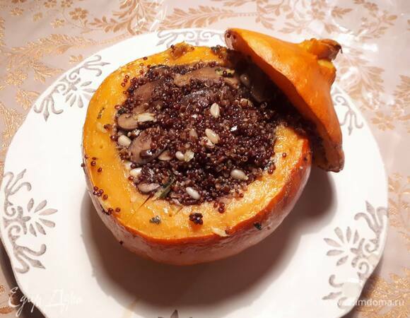 Заполните внутренность тыквы начинкой и накройте верхушкой. Запекайте в духовке при 180°C примерно 30–45 минут (зависит от размера тыквы). Мякоть тыквы должна свободно протыкаться зубочисткой.