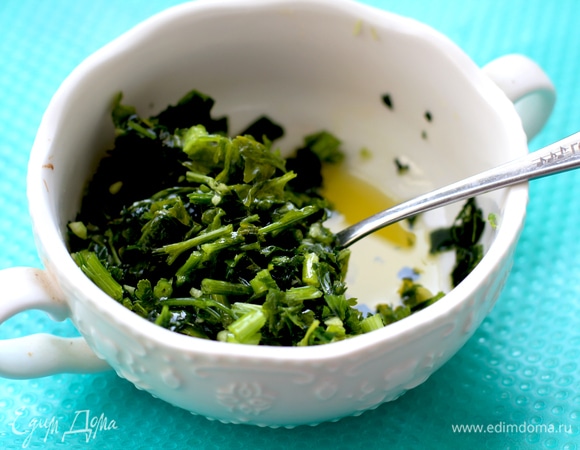 Порубить небольшой пучок базилика (часть можно заменить петрушкой), добавить измельченный чеснок и оливковое масло. Отставить.