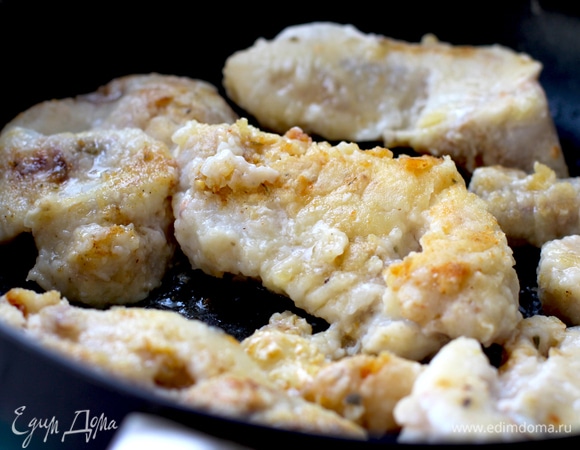 Минтай посолить, поперчить, полить лимонным соком (чтобы убрать характерный для рыбы запах до минимума), оставить мариноваться на 20–30 минут. Стряхнуть кусочки рыбы от маринада, запанировать и обжарить до корочки.