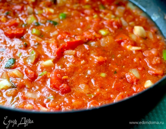 Нашинковать луковицу, обжарить до прозрачности. Помидоры пробить блендером или измельчить ножом. Шкурку можно не убирать, она здесь не чувствуется. Добавить помидоры к луку, обжарить. Посыпать прованскими травами, посолить, добавить томатный соус или томатную пасту. Тушить все 10 минут.