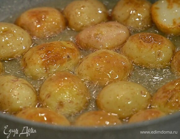 Разогреть в сковороде оливковое масло и обжаривать картофель до появления золотистой корочки, затем выложить на бумажное полотенце, чтобы удалить излишки масла.