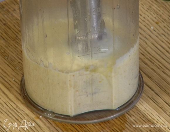 Приготовить майонез: в высокий стакан для взбивания разбить перепелиные яйца, добавить горчицу, выжать 1 ст. ложку лимонного сока и, непрерывно взбивая погружным блендером, тонкой струйкой вливать оливковое масло, в конце влить уксус и все перемешать.