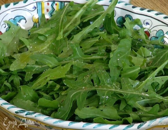 В глубокий салатник выложить руколу, полить ее оливковым маслом Extra Virgin, соком лимона, посолить и поперчить.