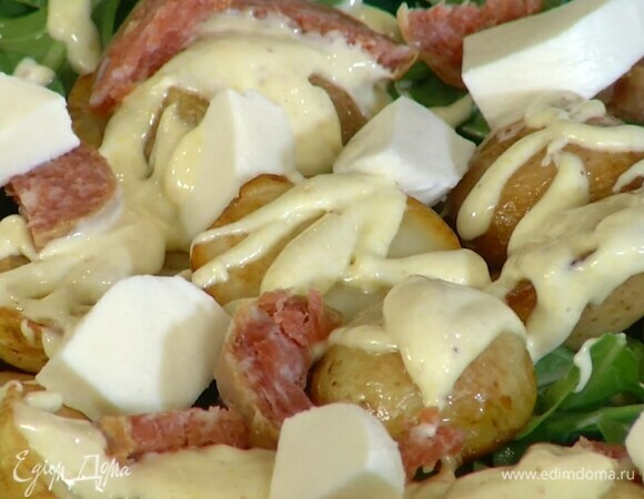 Оливки и обжаренный картофель выложить в салатник к руколе, полить майонезом, сверху разложить салями и моцареллу.