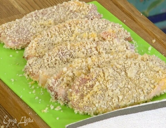 Обмакнуть мясо со всех сторон в муку, затем в яйца и обвалять в сухарях.