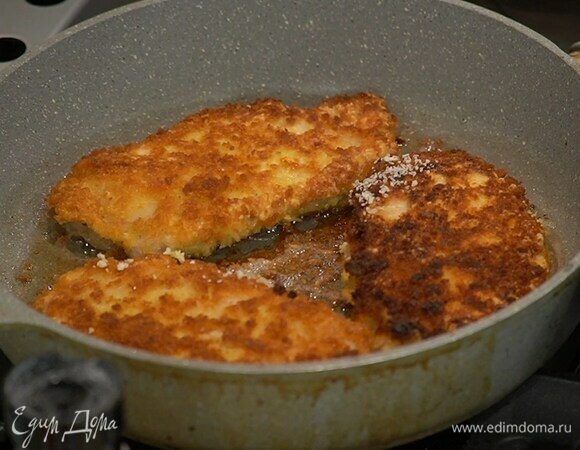 Разогреть в сковороде оливковое масло и жарить отбивные до готовности по 7–10 минут с каждой стороны.