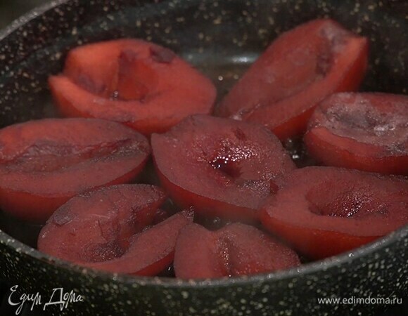 Томить груши на сильном огне 20–30 минут, так чтобы вина осталось 50–70 мл.