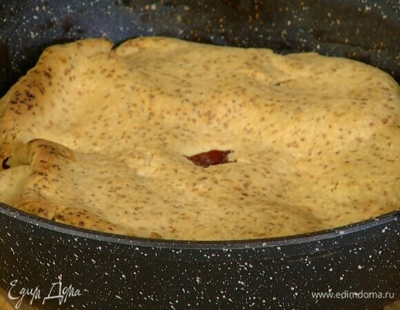 Выпекать перевертыш в разогретой духовке 30–40 минут.