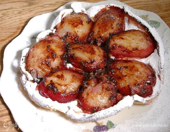 Пирог слегка остудить, затем перевернуть на тарелку и посыпать сахарной пудрой.