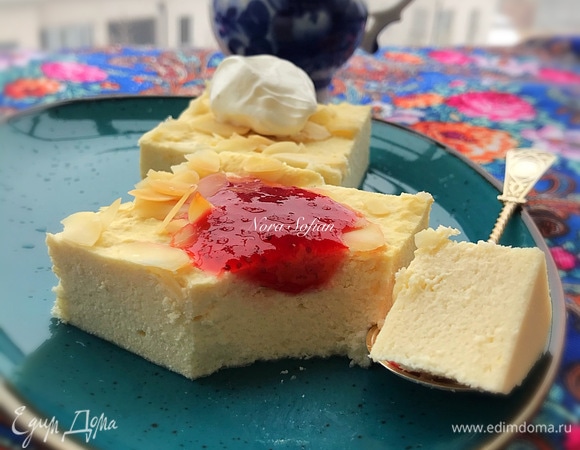 Так как запеканка не очень сладкая, я подаю ее с джемом.