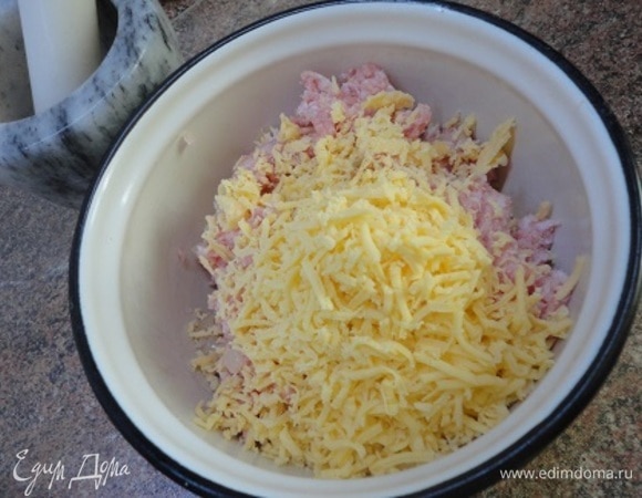 Пока варится рис, приготовить фарш: пропустить через мясорубку мясо, лук мелко нарезать и обжарить, охладить. Сыр натереть на мелкой терке. Смешать все ингредиенты, добавить специи, соль. Хорошо вымешать и слегка отбить. Сформовать фрикадельки. В суп добавить лавровый лист. Затем в кипящий суп выложить фрикадельки и варить еще 5 минут.