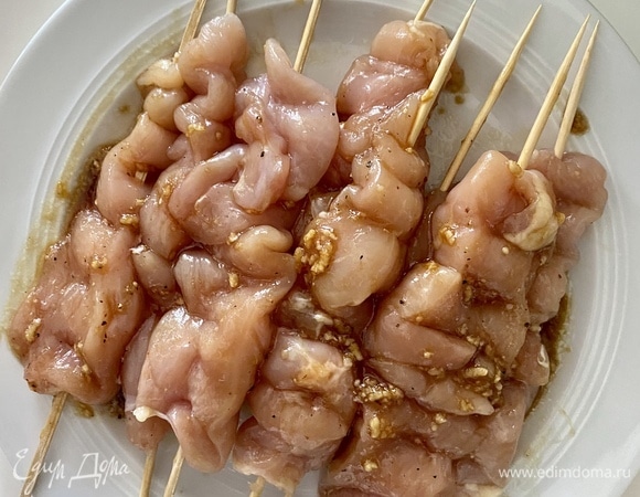 Филе нарезать длинными полосками толщиной около 1 см, тонко не режьте. Нанизывать гармошкой на шпажки (получается по две полоски филе на 1 шт.). Для маринада чеснок пропустить через пресс, добавить соевый соус, масло, соль, перец и сахар. Хорошо размешать и полить подготовленные шашлычки. Накрыть пленкой и убрать в холодильник на 2 часа.