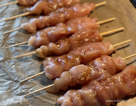 Духовку разогреть до 200°C. Противень застелить пергаментом, выложить шашлычки и запекать 10 минут, затем перевернуть и запекать еще 10 минут.