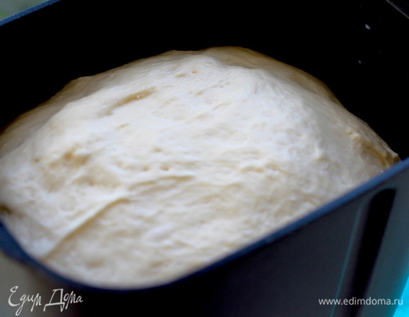 Тесто замешиваю в хлебопечке в режиме «тесто». Перед этим дрожжи активирую в теплом молоке (когда использую свежие, тогда их нужно 21–25 г). Без хлебопечки — замесить и поставить в теплое место до увеличения в объеме в 2 раза (примерно на 1 час). За это время один раз обмять тесто.