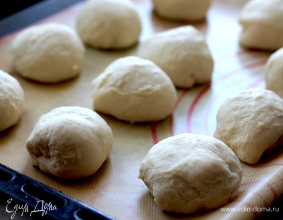 Тесто разделить на 13 частей. Я делю с помощью весов, получается в районе 70 г на порцию. Подкатать в шарики, накрыть и потавить еще на 15 минут отдохнуть.