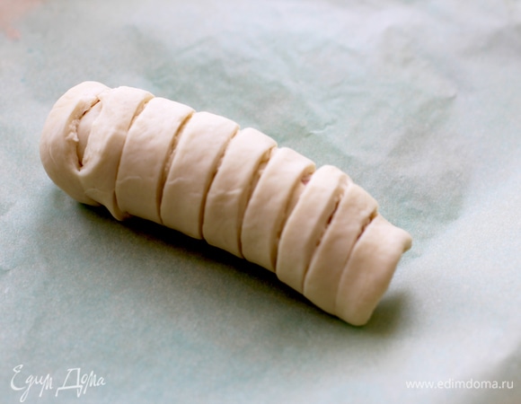 Хвостики хорошо зафиксировать на дне заготовки, могут раскрутиться. Выложить заготовки на противень (можно разложить пошире, и тогда будет два противня).