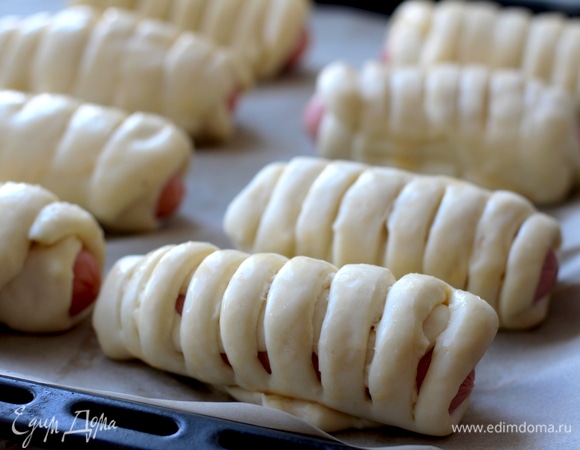 Накрыть противень полотенцем и отправить в теплое место на 20 минут. Верх хорошо смазать смесью желтка и сливок, просто сливками или даже крепкой заваркой для глянца.