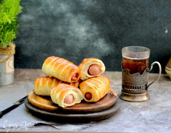 Замороженные в пленке сосиски в тесте разогревайте в микроволновке без размораживания.