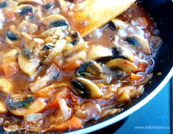 Довести до кипения и тушить на среднем огне еще минут 10–15. В конце посолить, поперчить, добавить сахар по вкусу. Перемешать и выключить через пару минут.