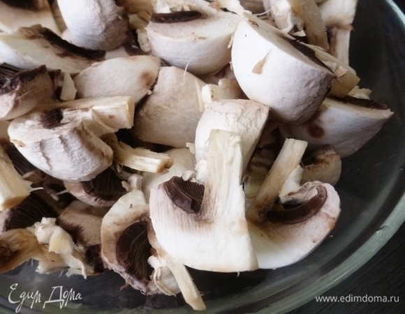 Каждый шампиньон нарезать на 4–5 частей. Сильно не измельчайте.