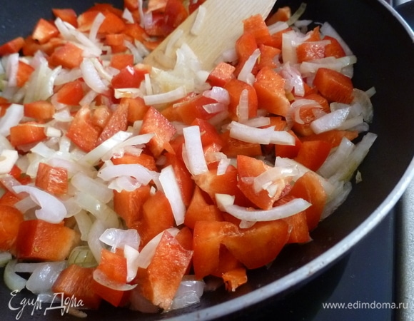 Лук, чеснок и крупный красный сладкий перец нарезать и обжаривать на растительном масле в течение 10 минут.
