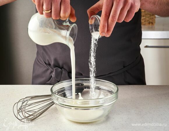 Смешайте кефир комнатной температуры и соду.