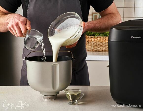 В ведро хлебопечи Panasonic SD-ZP2000 влейте кефир с содой, воду и подсолнечное масло.