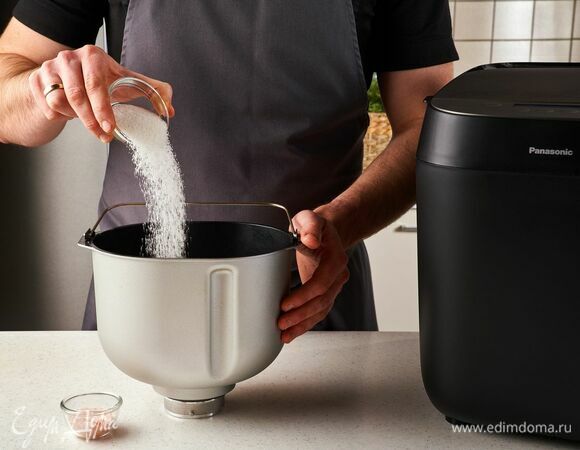 Всыпьте соль и сахар.