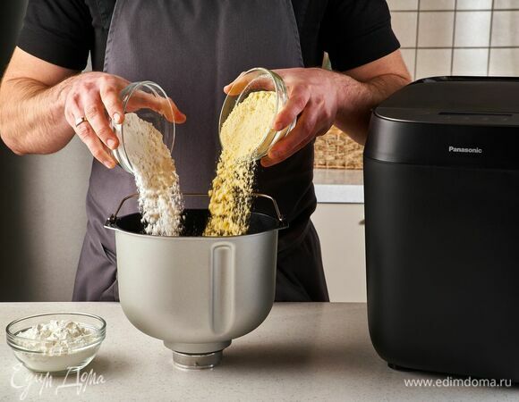 Затем добавьте рисовую и кукурузную муку, а также картофельный крахмал.
