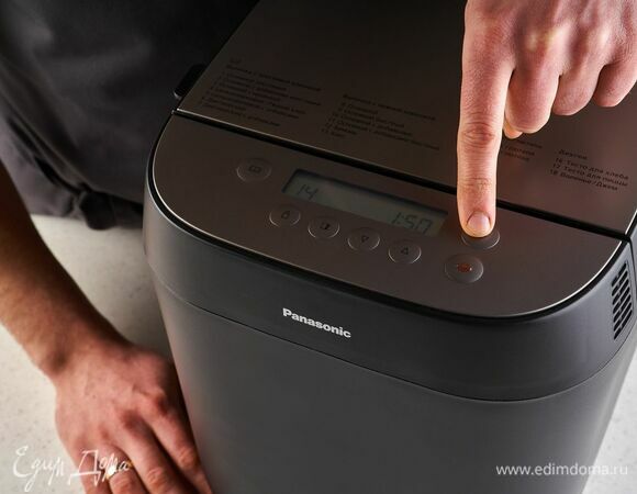 На хлебопечи установите программу «Хлеб без глютена», нажмите на «Старт».