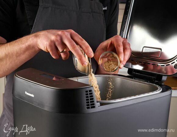 Когда мука соединится с влажными ингредиентами, образуя жидкое тесто, как сметана (через 4 минуты), добавьте гречневую муку и дрожжи.