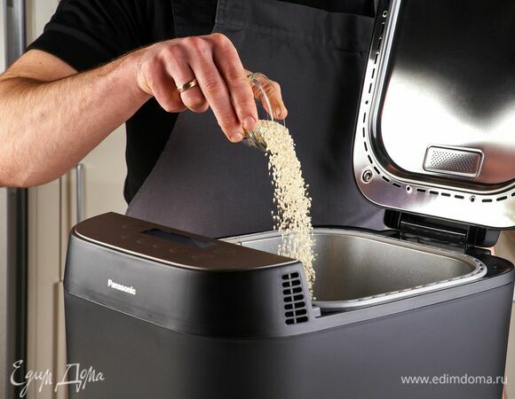 Далее добавьте кунжут. Силиконовой лопаткой немного помогите замесу, сняв тесто со стенок.