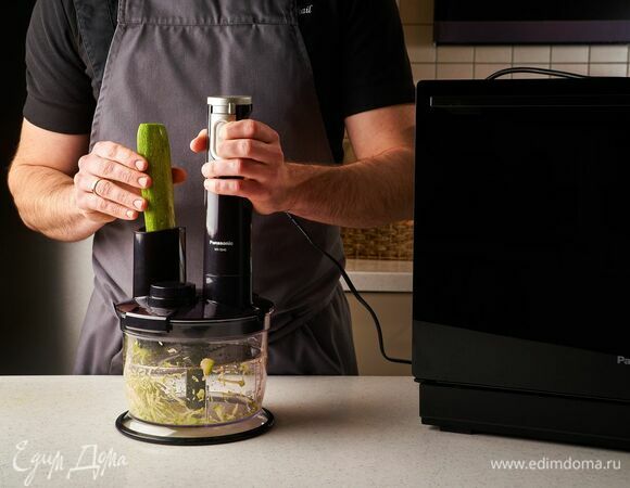 Цукини натрите с помощью дискового ножа блендера Panasonic MX-SS40, отожмите.