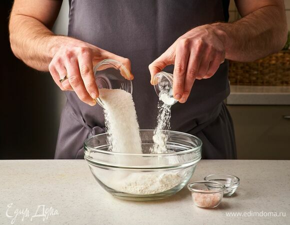 В глубокой чаше смешайте муку, сахар, соду, разрыхлитель и соль.