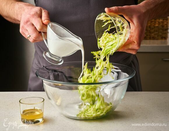 Отдельно смешайте кокосовое молоко, натертый цукини и мед.