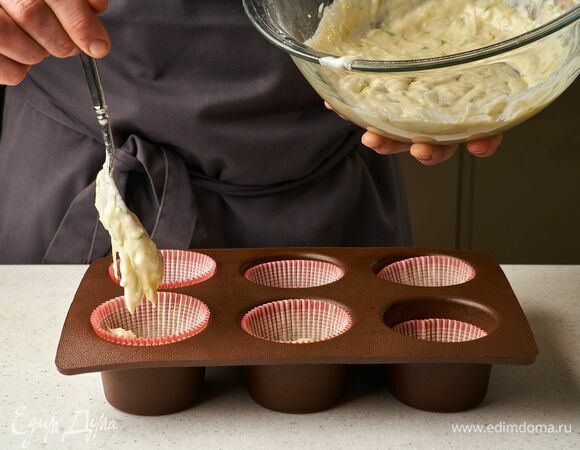 Выложите тесто в формочки для маффинов. Если используете металлическую форму, смажьте ее маслом.