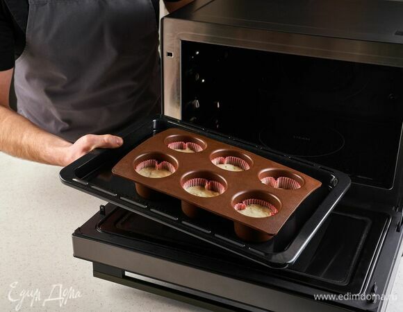 Выпекайте в печи Panasonic NN-CS89, разогретой до 180°С, в режиме «конвекция» около 25 минут на нижнем уровне. Готовность проверяйте шпажкой.