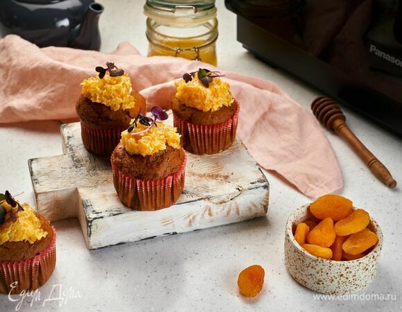 Остывшие маффины украсьте кокосовым кремом и подавайте.