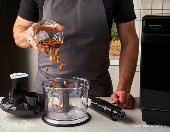 В чаше блендера Panasonic MX-SS40 измельчите миндаль в мелкую крошку.