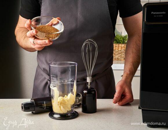 Размягченное сливочное масло взбейте с сахаром с помощью венчика в стакане блендера.