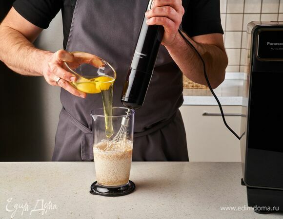 Добавьте по одному яйца, продолжая взбивать.