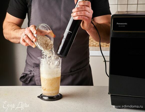 Всыпьте муку, смешанную с разрыхлителем. Перемешайте.