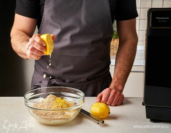 Добавьте орехи, цедру лимона и выжмите сок из половины лимона. Перемешайте.
