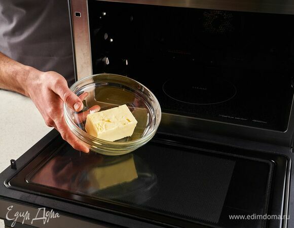 Растопите сливочное масло с помощью микроволновой печи Panasonic NN-CS89.