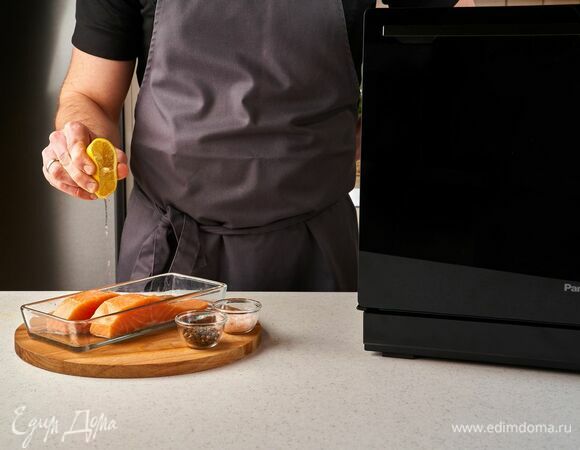 Филе лосося промойте, обсушите бумажным полотенцем. Посолите, поперчите, сбрызните лимонным соком.