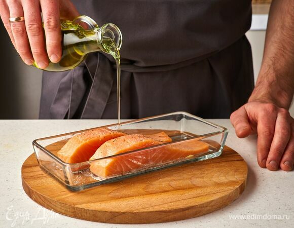 Полейте рыбу оливковым маслом.