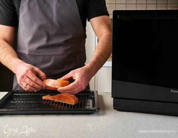 Выложите на противень с решеткой и установите его в печь в нижнее положение.