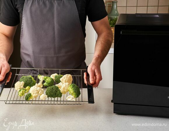 Брокколи и цветную капусту разделите на небольшие соцветия, посолите, поперчите, выложите на решетчатую полку и установите в печь в верхнее положение.