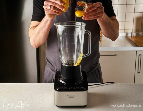 Приготовьте соус. Поместите яичные желтки в блендер Panasonic MX-KM5060. Выжмите сок из лимона.