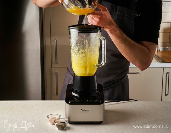 Слегка взбейте. Постепенно влейте растопленное сливочное масло. Посолите, поперчите и взбейте до однородной консистенции. Соус должен выйти маслянистым и гладким. Если начнут появляться комочки, добавьте немного холодной воды и еще раз взбейте.